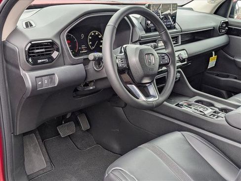 New 2025 Honda Pilot Touring image 3