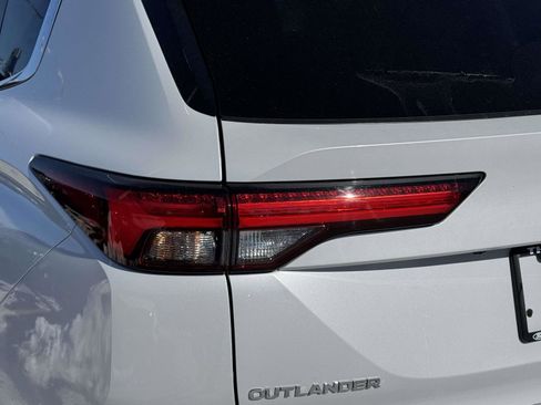 Used 2024 Mitsubishi Outlander SE Black Edition FWD image 9