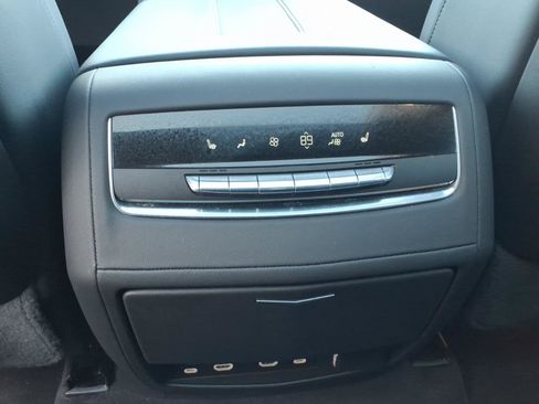 Used 2023 Cadillac Escalade Premium Luxury AWD/4WD image 19