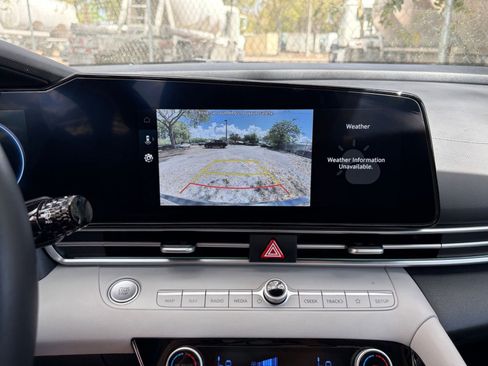 Used 2025 Hyundai Elantra Limited image 17