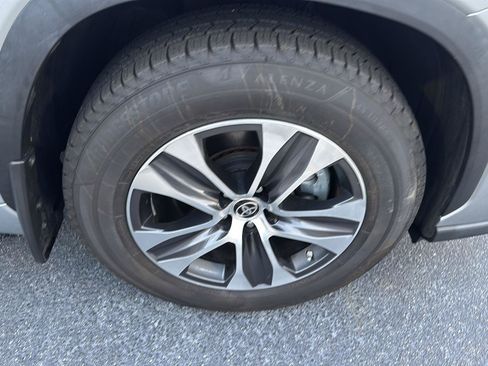 Certified 2023 Toyota Highlander XLE image 35