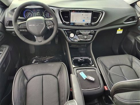 New 2026 Chrysler Pacifica Limited w/ Uconnect Theater Family Group image 15