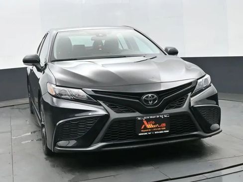 Used 2024 Toyota Camry SE image 3