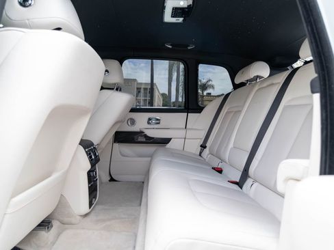 Used 2022 Rolls-Royce Cullinan Black Badge w/ Dark Exterior Package AWD/4WD image 28