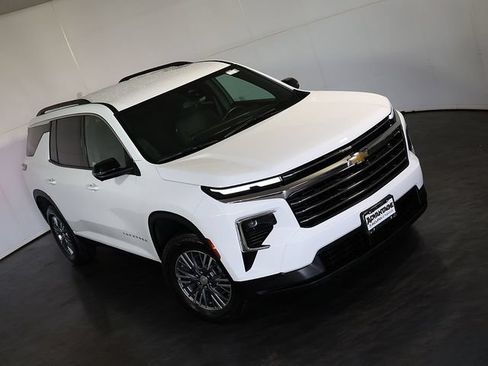 Used 2024 Chevrolet Traverse LT FWD image 7