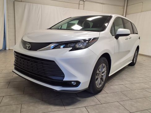 New 2026 Toyota Sienna XLE image 3
