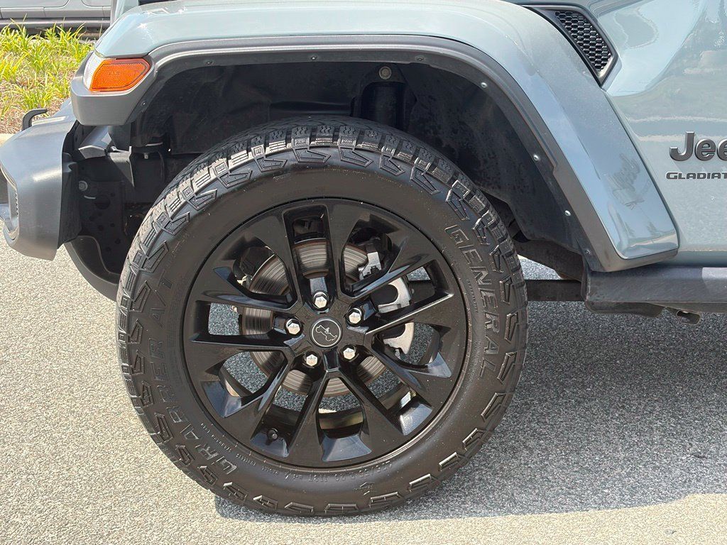 Certified 2024 Jeep Gladiator Sport AWD/4WD image 2