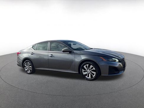 Used 2023 Nissan Altima 2.5 S image 2