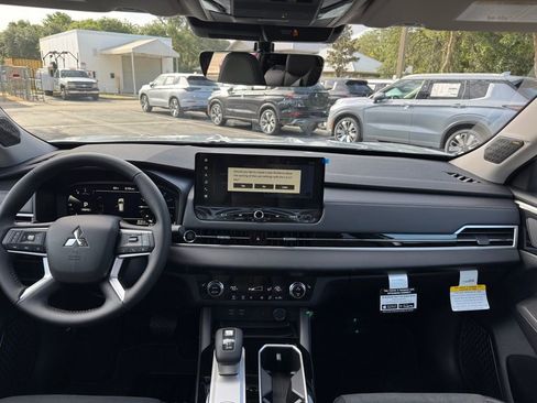 New 2025 Mitsubishi Outlander SE image 25