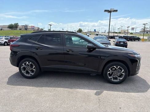 Used 2025 Chevrolet Trax LT FWD image 12
