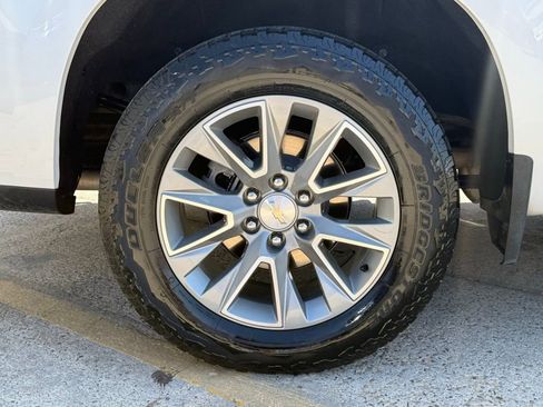 Used 2022 Chevrolet Silverado 1500 High Country w/ Technology Package image 9