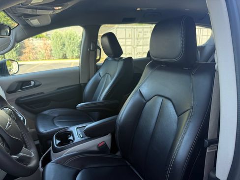 Used 2023 Chrysler Pacifica Touring-L FWD image 21