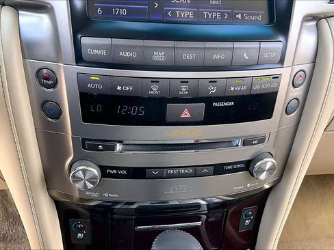 Used 2014 Lexus LX 570 4WD image 32