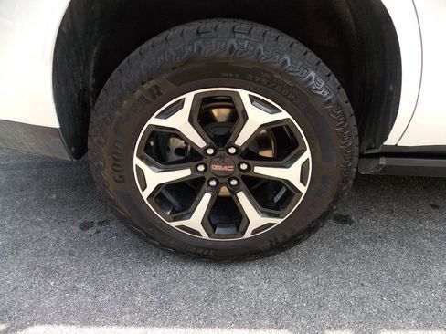 Used 2025 GMC Yukon AT4 w/ AT4 Premium Package AWD/4WD image 30