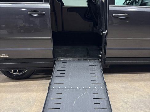 Used 2017 Dodge Grand Caravan SXT image 1