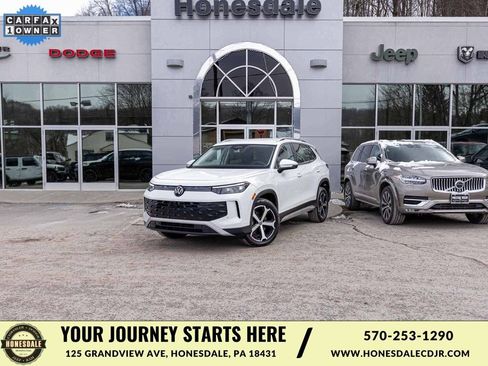 Used 2025 Volkswagen Tiguan SE AWD/4WD image 1