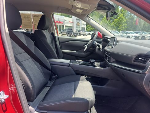 Used 2024 Nissan Rogue SV FWD image 15