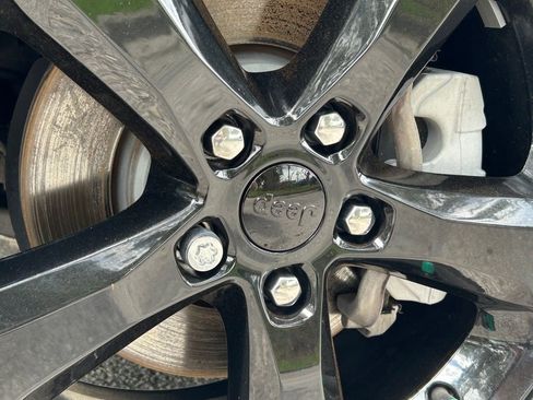 Used 2024 Jeep Grand Cherokee Limited w/ Black Appearance Package image 30