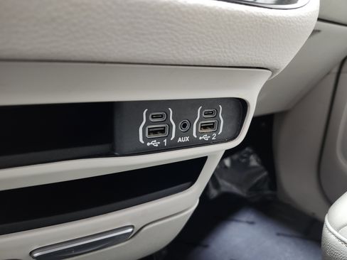 Used 2021 Chrysler Pacifica Touring-L image 9