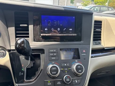 Used 2018 Toyota Sienna XLE w/ XLE Navigation Package FWD image 13