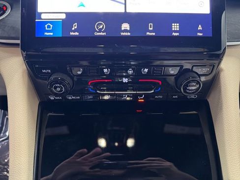 Used 2024 Jeep Grand Cherokee L Limited w/ Luxury Tech Group II image 3