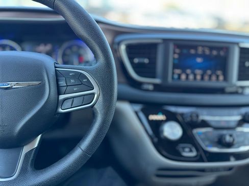 Used 2021 Chrysler Voyager L image 8