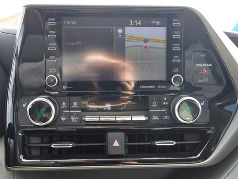 Used 2020 Toyota Highlander XLE AWD/4WD image 21