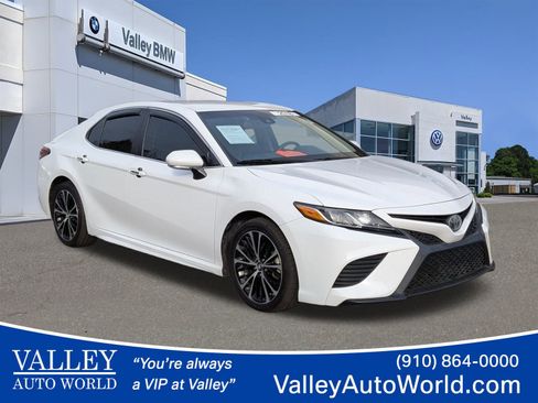 Used 2018 Toyota Camry SE image 1