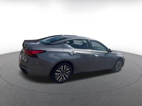 Used 2025 Nissan Altima 2.5 SV FWD image 14