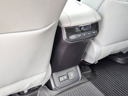 Used 2023 Toyota Highlander Limited FWD image 28