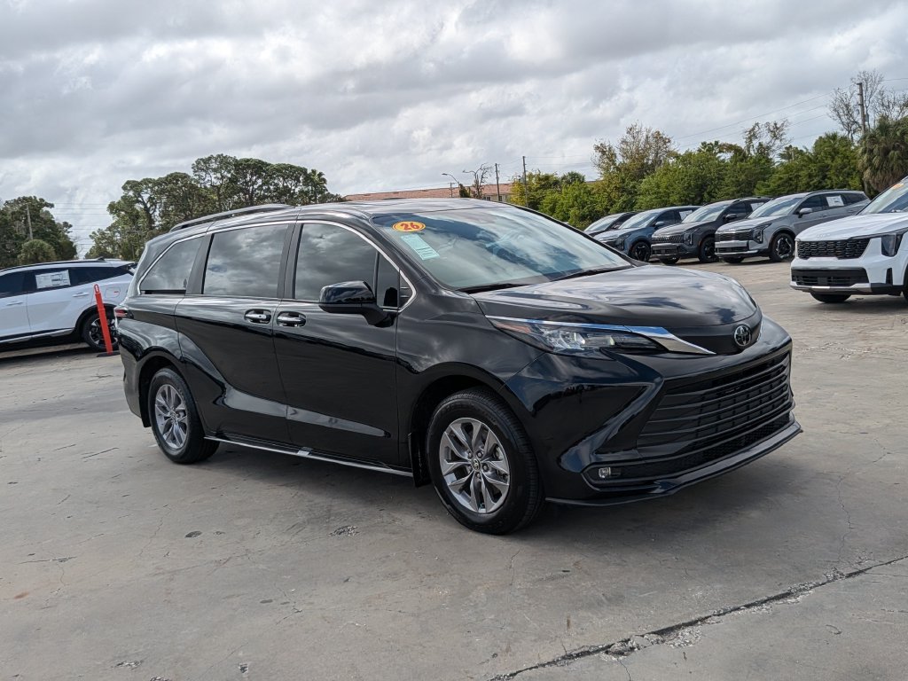 Used 2026 Toyota Sienna XLE FWD image 3