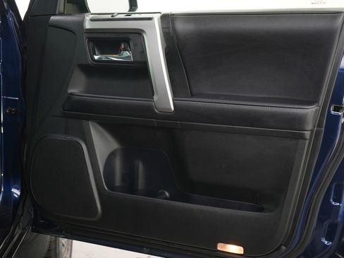 Used 2018 Toyota 4Runner SR5 Premium image 11