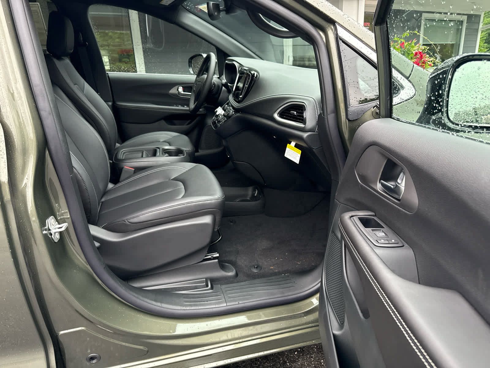 New 2027 Chrysler Pacifica Select AWD/4WD image 14