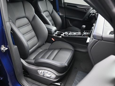New 2026 Porsche Macan AWD/4WD image 10