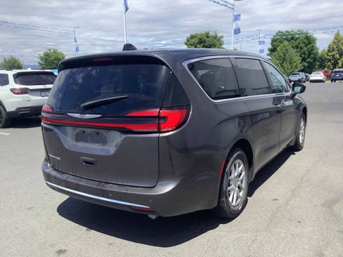 Used 2023 Chrysler Pacifica Touring-L FWD image 6