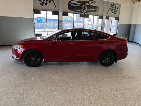 Used 2017 Ford Fusion SE w/ Fusion SE Technology Package FWD image 4