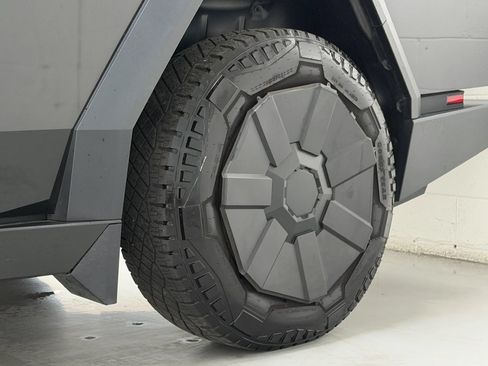 Used 2025 Tesla Cybertruck 2WD Crew Cab image 91