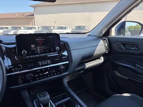 Used 2025 Nissan Pathfinder SV FWD image 38