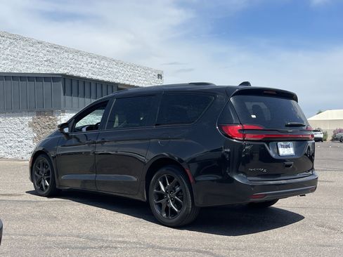 Used 2021 Chrysler Pacifica Touring-L w/ Premium & Safety Sphere Group FWD image 4