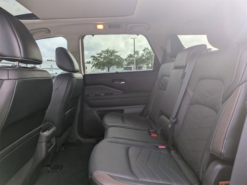 Used 2023 Nissan Pathfinder Platinum w/ Black Appearance Package image 15