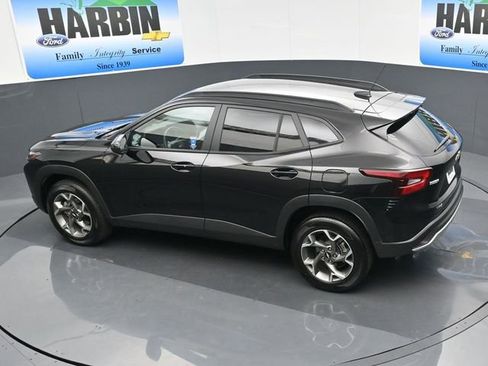 Used 2025 Chevrolet Trax LT w/ LT Convenience Package image 17