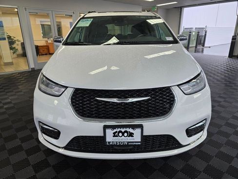 Used 2022 Chrysler Pacifica Limited image 9