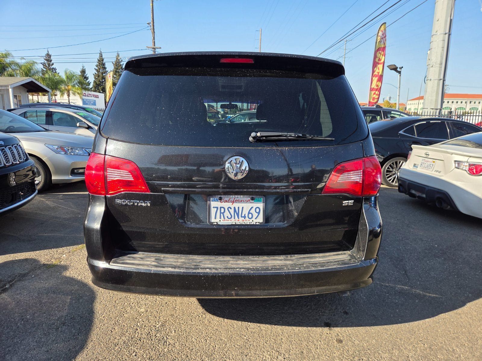 Used 2012 Volkswagen Routan SE FWD image 3