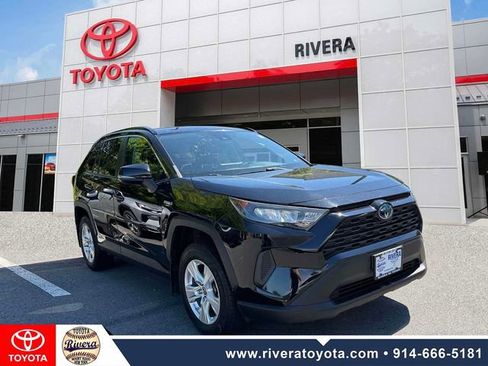 Used 2021 Toyota RAV4 LE AWD/4WD image 2