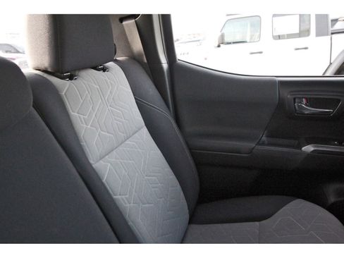 Used 2022 Toyota Tacoma TRD Sport w/ Technology Package image 15