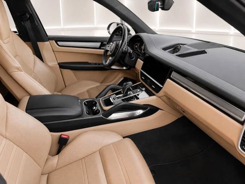 Used 2021 Porsche Cayenne Turbo AWD/4WD image 18