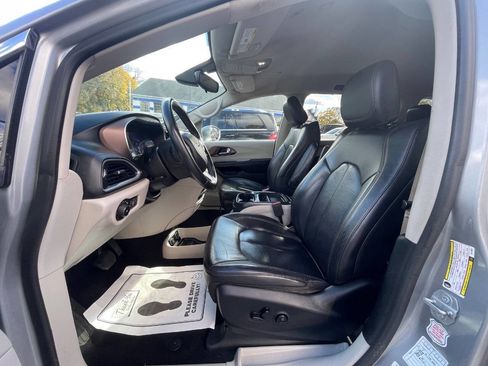 Used 2018 Chrysler Pacifica Touring-L image 10