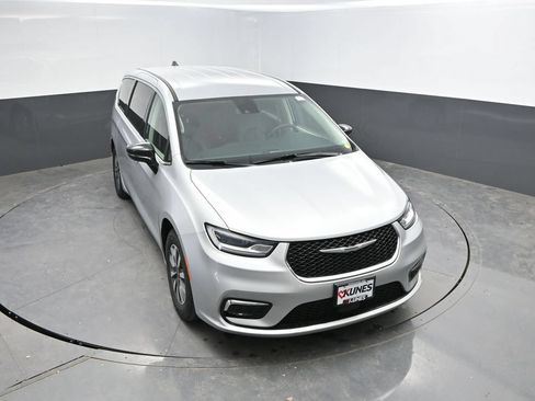Used 2024 Chrysler Pacifica Limited FWD image 25