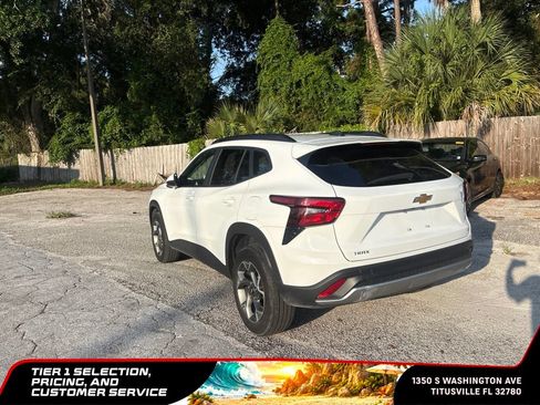 Used 2025 Chevrolet Trax LT w/ LT Convenience Package FWD image 3