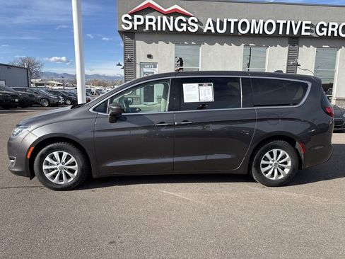 Used 2018 Chrysler Pacifica Touring Plus image 2